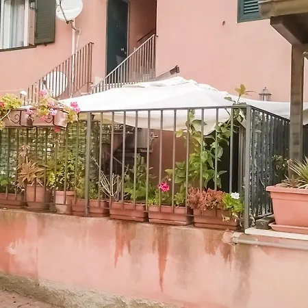 - Sleeps 3 & Swimming Pool Apartman *