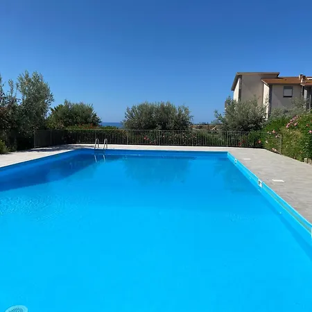 - Sleeps 3 & Swimming Pool Apartman