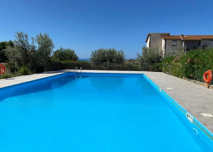 - Sleeps 3 & Swimming Pool Apartamento