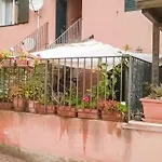 - Sleeps 3 & Swimming Pool Apartment *