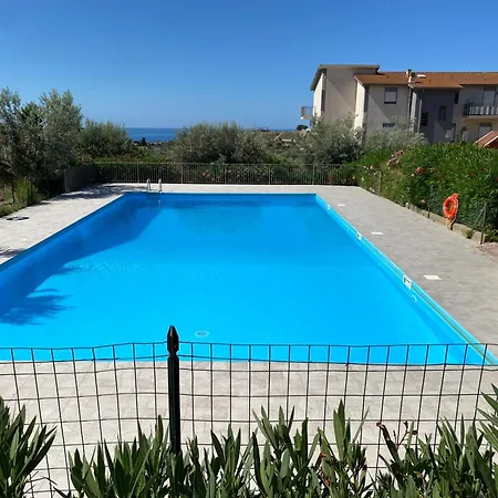 - Sleeps 3 & Swimming Pool Apartament *