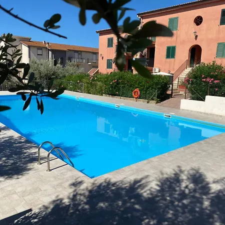 - Sleeps 3 & Swimming Pool Apartament *